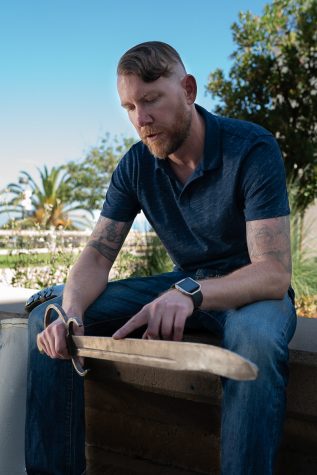 Professor Mark Sanders explains the different functionalities of close quarter weapons on the ancient battlefield at Santa Barbara City College on Tuesday, Sept. 18. “This type of weapon would be used for punching and disarming, more so than stabbing.” Sanders said.