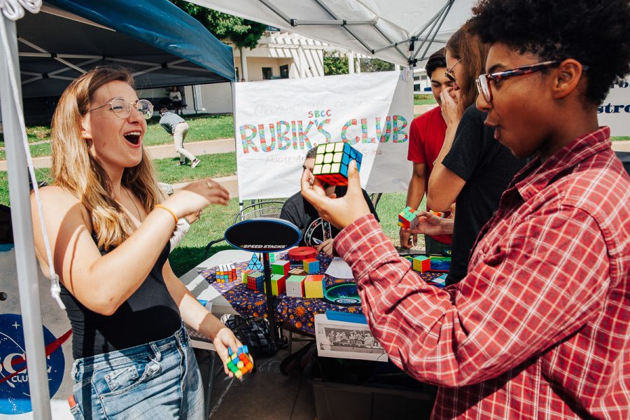 Alexis Willis (right) impresses Emily Hayman by solving a rubik’s cube on club day at the Friendship Plaza at City College in Santa Barbara, Calif., on Wednesday, Sept. 26. This will be the first year for the rubik’s club at City College.