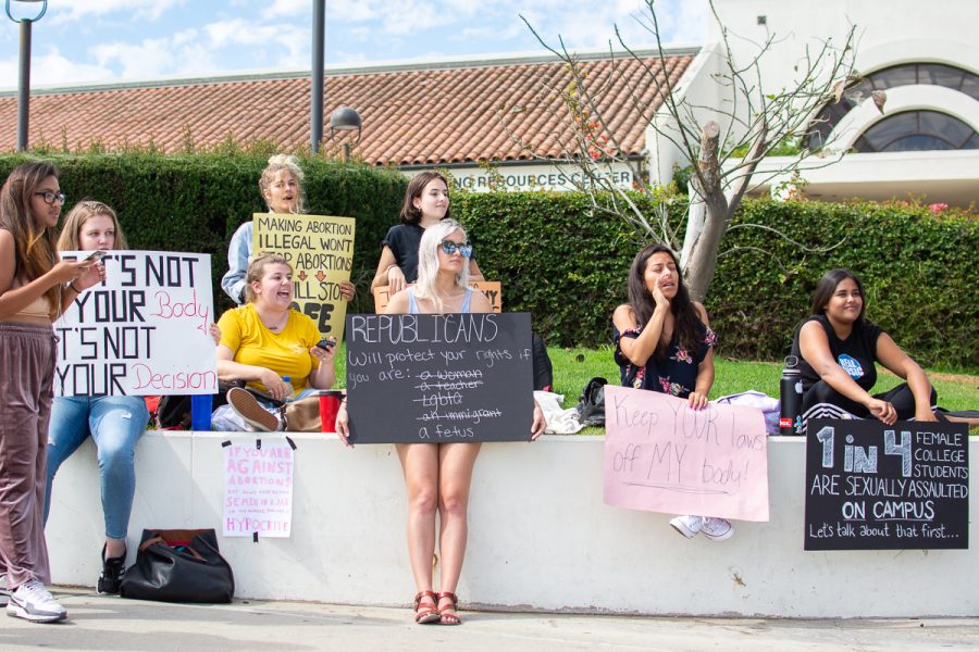 A+group+of+City+College+students+holding+signs+stand+across+from+Project+Truth%2C+a+pro-life+group+that+aims+to+%E2%80%9Ceducate+students+on+the+injustices+of+abortion%E2%80%9D+according+to+one+of+the+members%2C+at+the+West+Campus+at+City+College+in+Santa+Barbara%2C+Calif.%2C+on+Tuesday%2C+Oct.+2%2C+2018.+The+students+were+trying+to+get+people+to+sign+a+petition+to+remove+the+graphic+photos+that+Project+Truth+have+set+up.