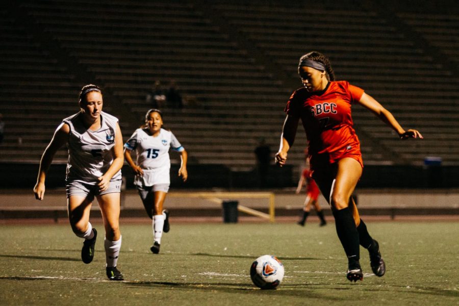 Mekaylla White charges the ball down field against Clovis Community College on Friday, Sept. 13 2019, at La Playa Stadium in Santa Barbara, Calif. O’Brien scored the only point for the Vaqueros in the first half. The Vaqueros lost to Clovis Crush 2-1.
