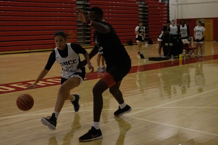 The women’s basketball team run new plays with assistant coach JoeRandle Toliver during practice on Oct. 7 at City College’s Sports Pavilion in Santa Barbara, Calif. Toliver would stop the game in the middle of a play to correct the team and show them how to improve their technique.