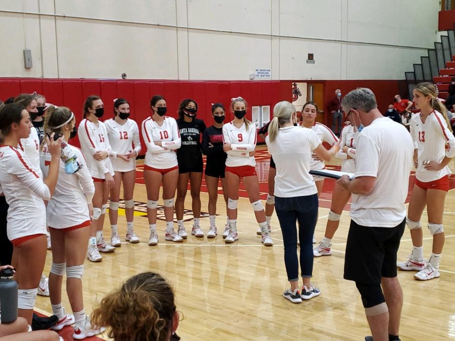 Head coach Kat Niksto addresses the No. 8 City College womens volleyball team during a timeout in the fourth set on Wednesday, Oct. 13 at City Colleges Sports Pavilion in Santa Barbara, Calif. The Vaqueros lost to No. 17 Moorpark College 3-1.