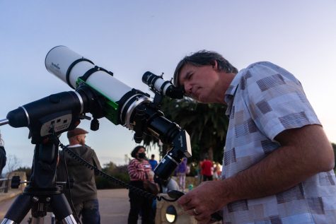 Astronomy instructor Sean Kelly aligns a telescope towards Saturn during an astronomy club meeting on Oct. 9 at City College in Santa Barbara, Calif. This was the club’s first in-person event in over 19 months.