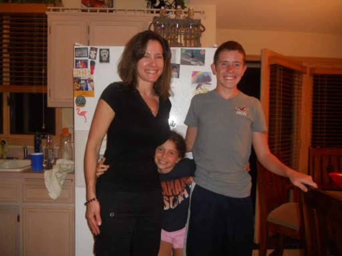 From left, Julie Stavins, Sofia Stavins and Ian Mayster huddle together for a group photo in 2011 in Chicago, Ill. The Stavins and Mayster families always made an effort to meet for family gatherings while the Stavins lived in Chicago. 